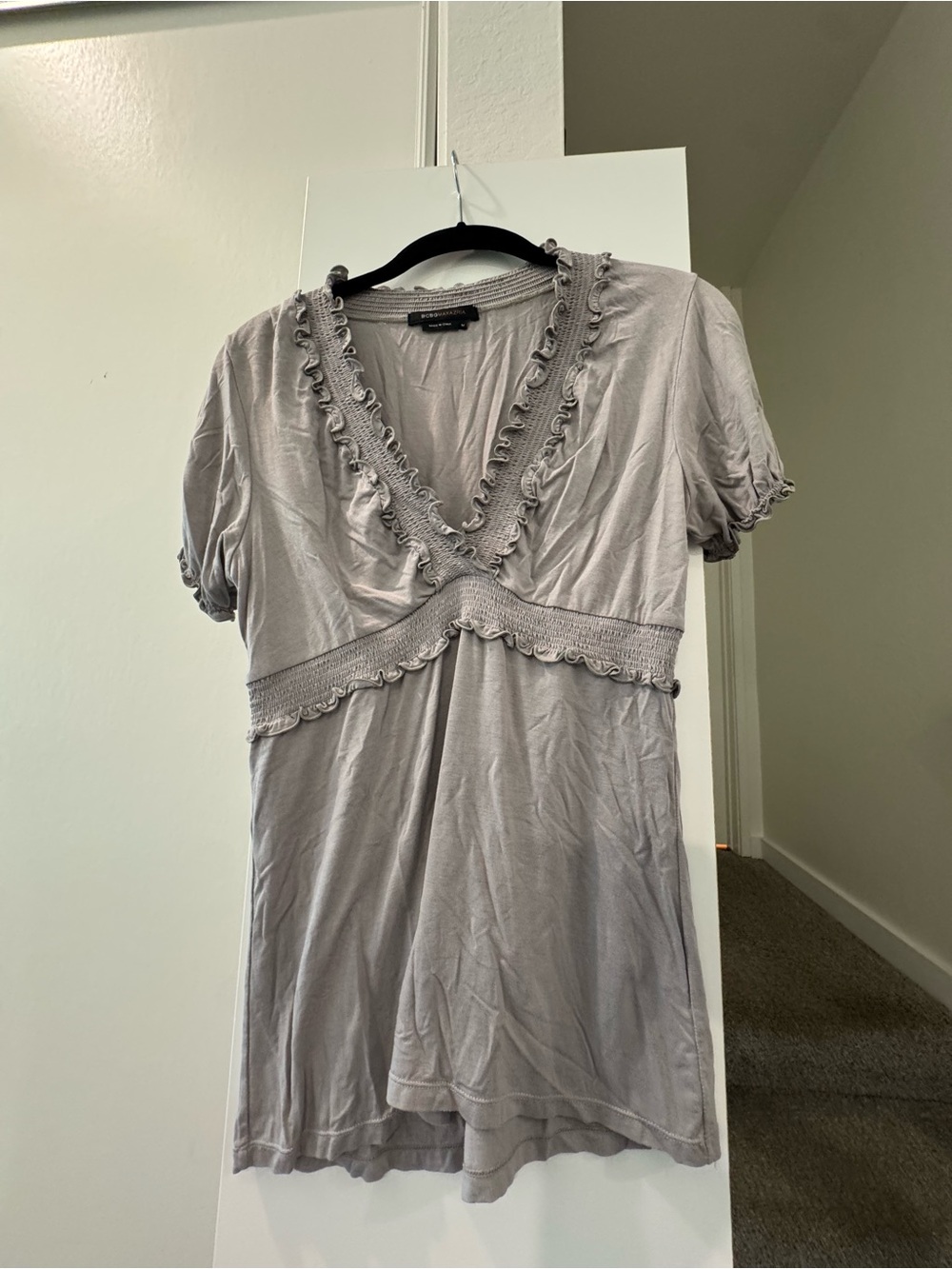 BCBGMaxAzria V-Neck Gray Ruffled Rayon/Spandex Top Size M